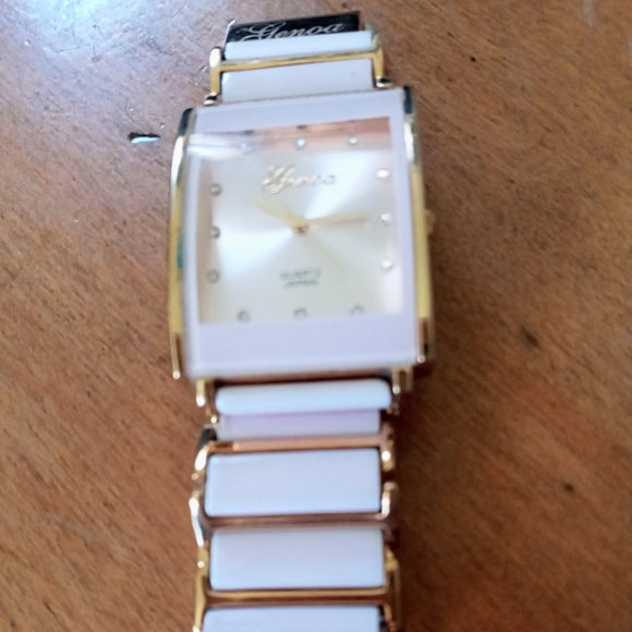 Pale pink ceramic watch - Picture 5 of 9
